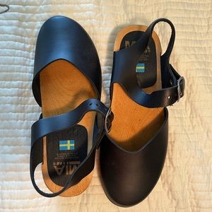 NEW never worn Mia Clogs black leather